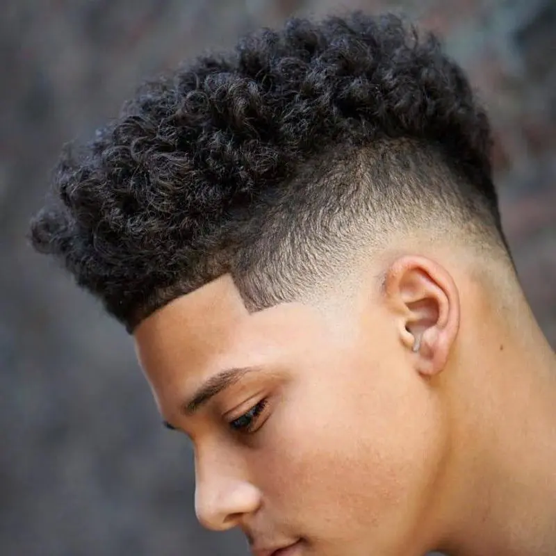 CORTE-DE-PELO-RIZADO-HOMBRE-PALMA-DE-MALLORCA-ULTIMAS-TENDENCIAS-PELUQUERIA-MOURE-11