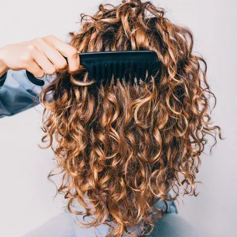 CUIDADOS-PARA-CABELLO-RIZADO-METODO-CURLY-PELUQUERIA-MOURE-MALLORCA-6-480x480.jpg