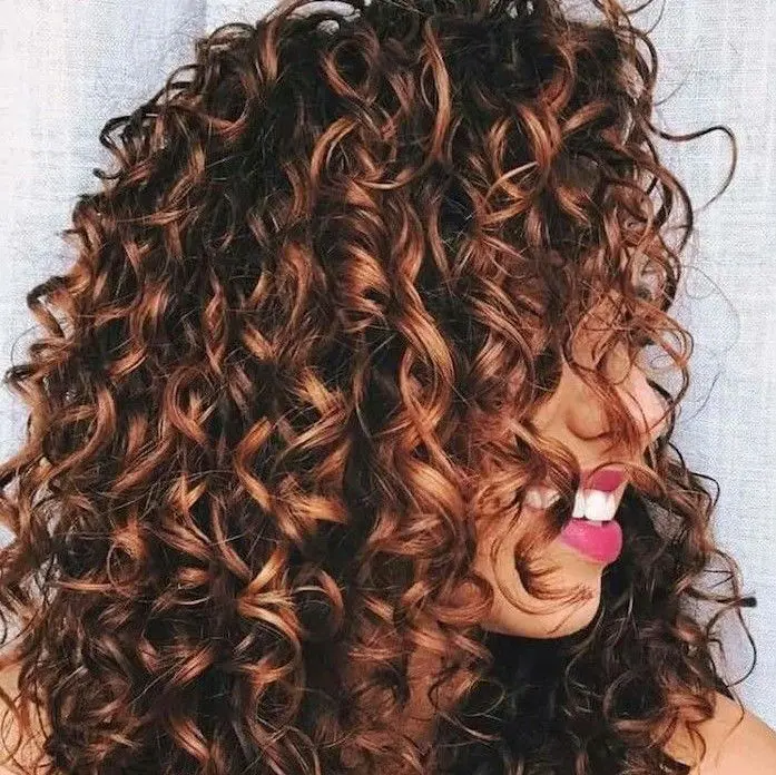 MECHAS-EN-CABELLO-RIZADO-DORADOS-Y-DORADOS-COBRIZOS-PELUQUERIA-MOURE-MALLORCA-1