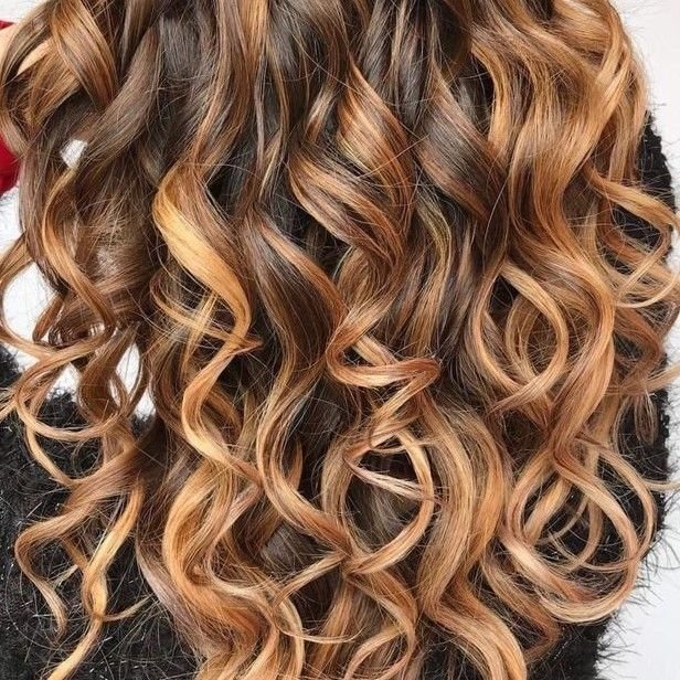 MECHAS-EN-CABELLO-RIZADO-DORADOS-Y-DORADOS-COBRIZOS-PELUQUERIA-MOURE-MALLORCA-11