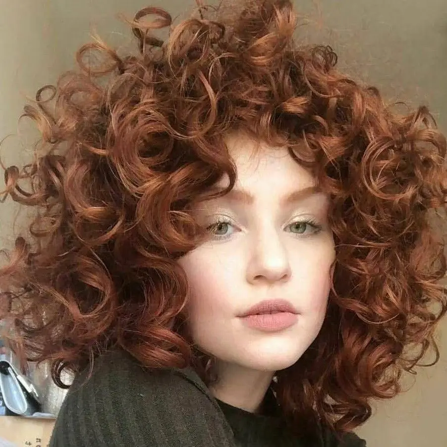 MECHAS-EN-CABELLO-RIZADO-DORADOS-Y-DORADOS-COBRIZOS-PELUQUERIA-MOURE-MALLORCA-12