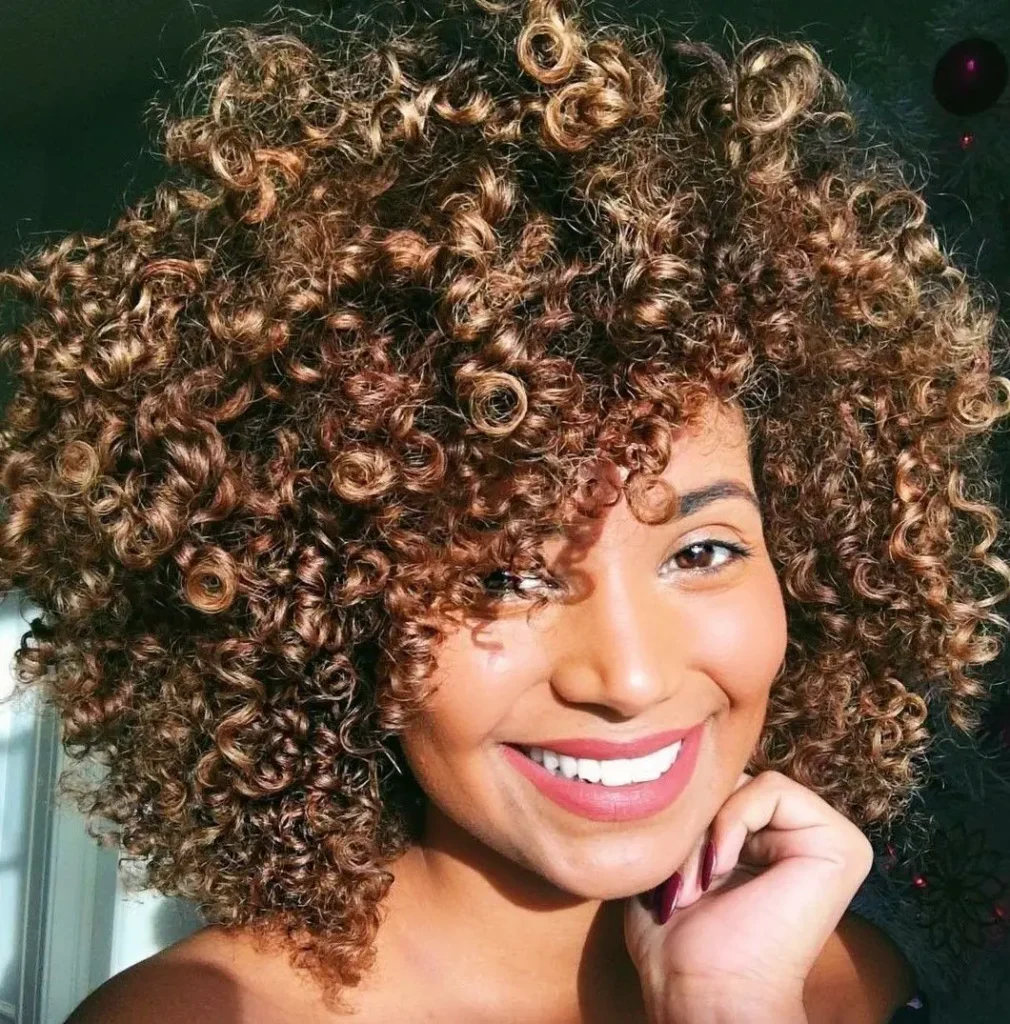 MECHAS-EN-CABELLO-RIZADO-DORADOS-Y-DORADOS-COBRIZOS-PELUQUERIA-MOURE-MALLORCA-13