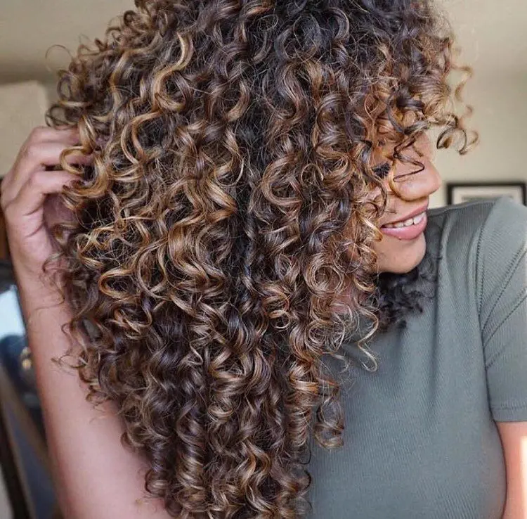 MECHAS-EN-CABELLO-RIZADO-DORADOS-Y-DORADOS-COBRIZOS-PELUQUERIA-MOURE-MALLORCA-14