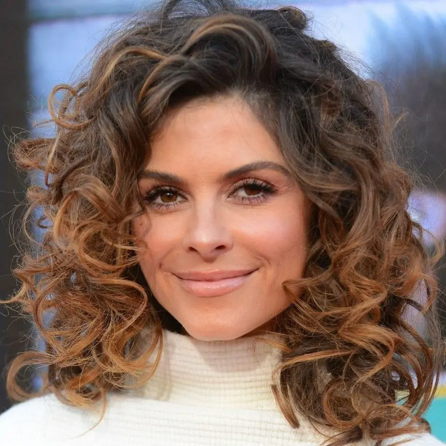 MECHAS-EN-CABELLO-RIZADO-DORADOS-Y-DORADOS-COBRIZOS-PELUQUERIA-MOURE-MALLORCA-15