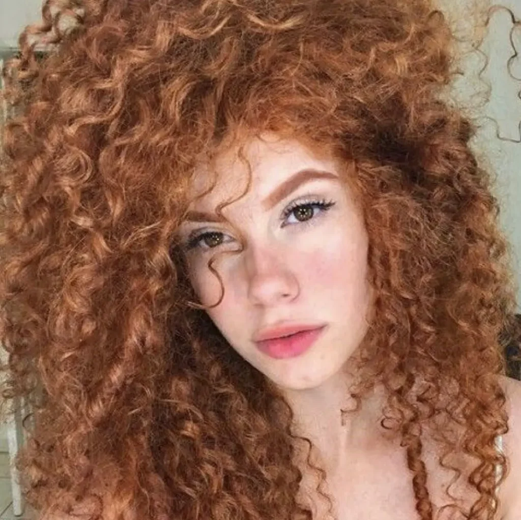 MECHAS-EN-CABELLO-RIZADO-DORADOS-Y-DORADOS-COBRIZOS-PELUQUERIA-MOURE-MALLORCA-3
