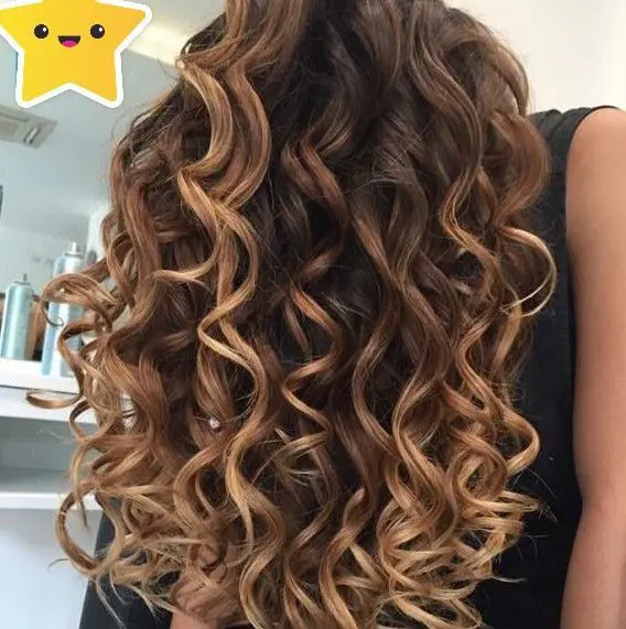 MECHAS-EN-CABELLO-RIZADO-DORADOS-Y-DORADOS-COBRIZOS-PELUQUERIA-MOURE-MALLORCA-4