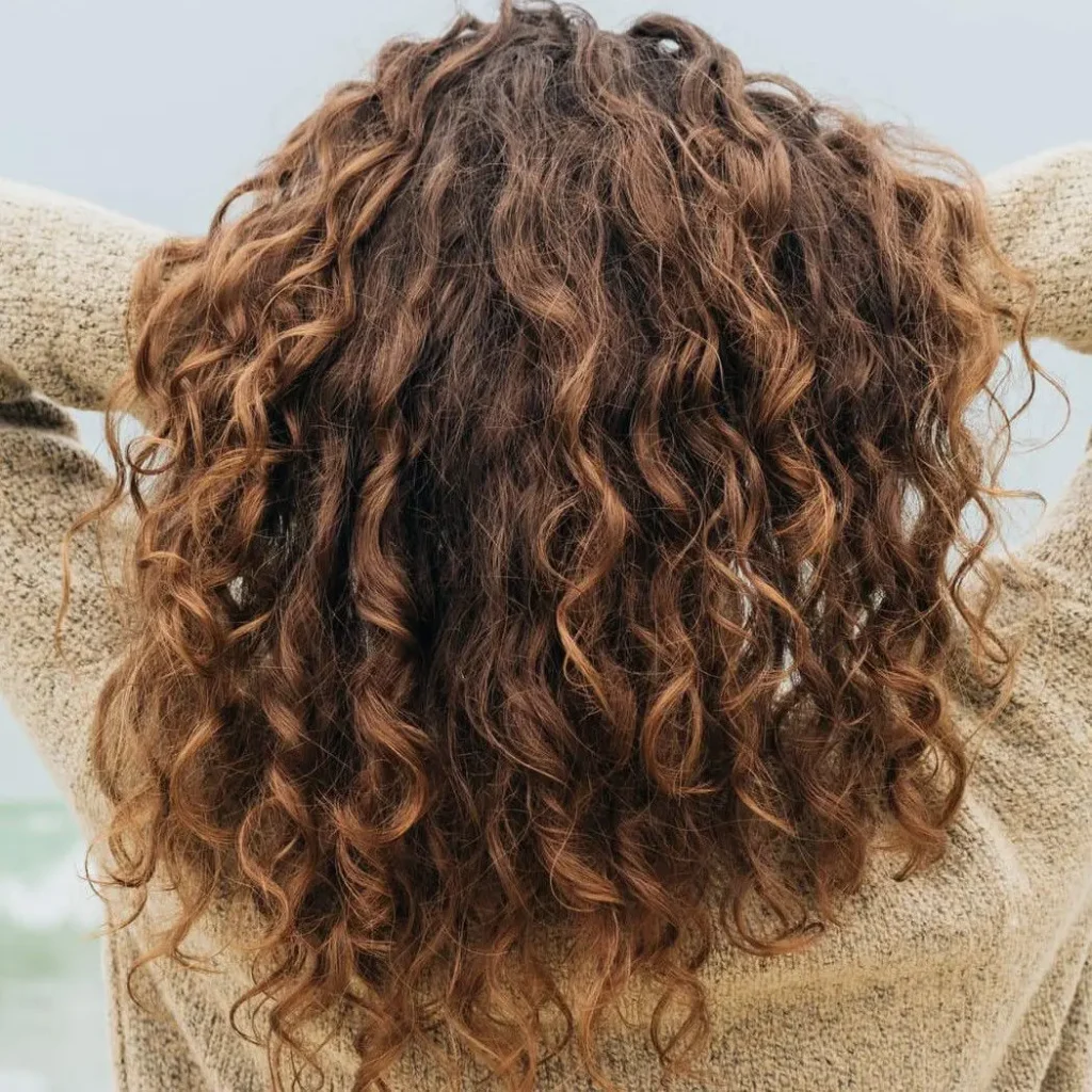 MECHAS-EN-CABELLO-RIZADO-DORADOS-Y-DORADOS-COBRIZOS-PELUQUERIA-MOURE-MALLORCA-5