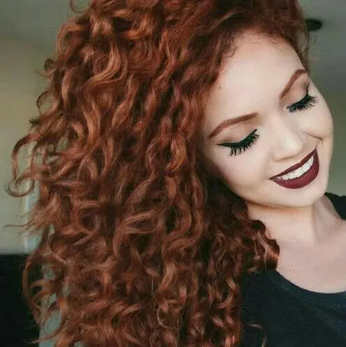 MECHAS-EN-CABELLO-RIZADO-DORADOS-Y-DORADOS-COBRIZOS-PELUQUERIA-MOURE-MALLORCA-6