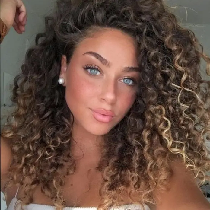 MECHAS-EN-CABELLO-RIZADO-TONOS-NEUTROS-Y-CENIZAS-PELUQUERIA-MOURE-MALLORCA10
