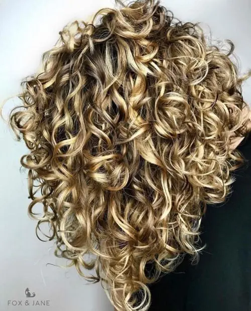 MECHAS-EN-CABELLO-RIZADO-TONOS-NEUTROS-Y-CENIZAS-PELUQUERIA-MOURE-MALLORCA13