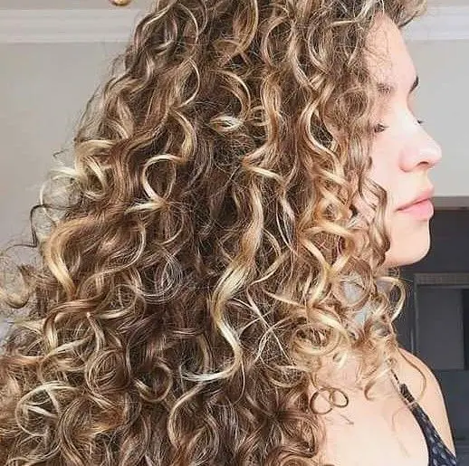 MECHAS-EN-CABELLO-RIZADO-TONOS-NEUTROS-Y-CENIZAS-PELUQUERIA-MOURE-MALLORCA15