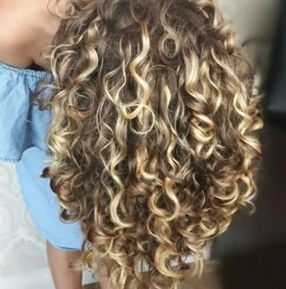 MECHAS-EN-CABELLO-RIZADO-TONOS-NEUTROS-Y-CENIZAS-PELUQUERIA-MOURE-MALLORCA16