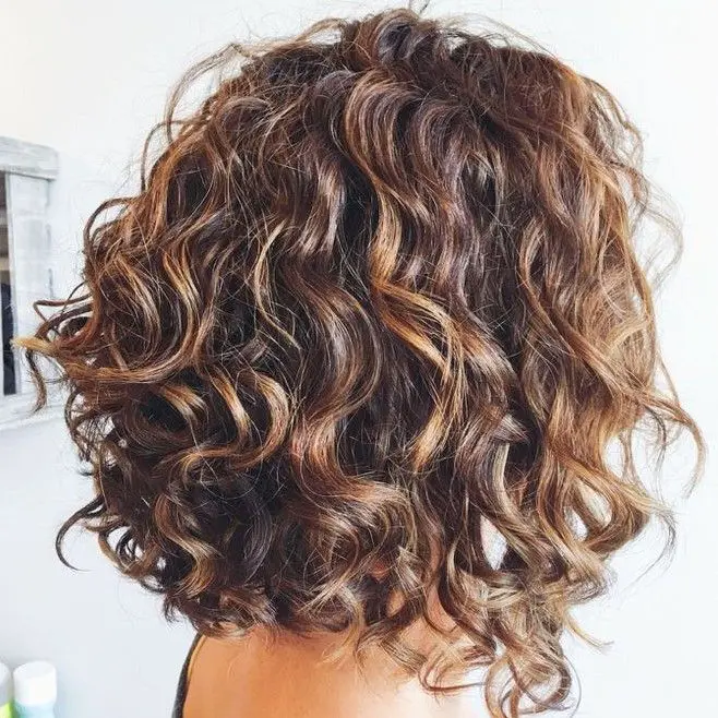 MECHAS-EN-CABELLO-RIZADO-TONOS-NEUTROS-Y-CENIZAS-PELUQUERIA-MOURE-MALLORCA17