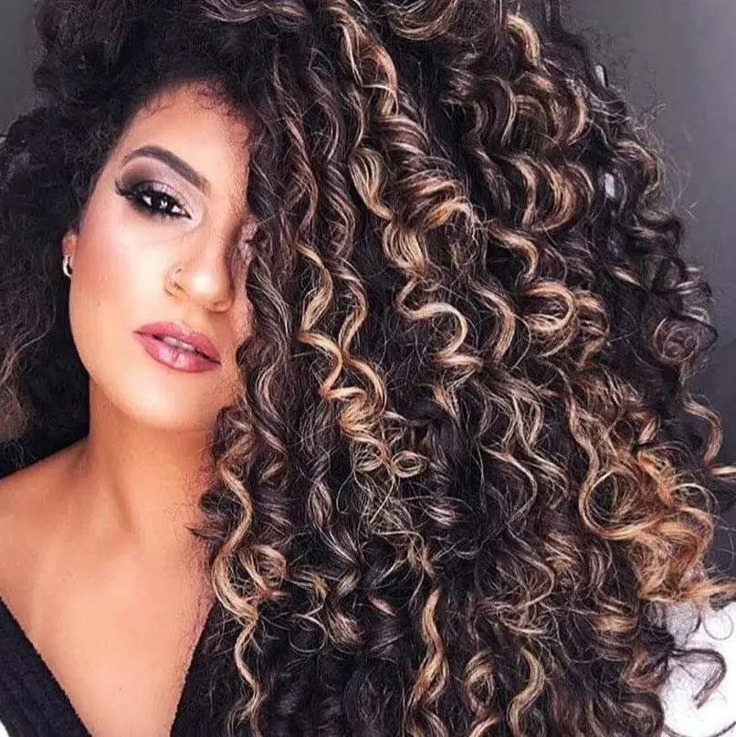 MECHAS-EN-CABELLO-RIZADO-TONOS-NEUTROS-Y-CENIZAS-PELUQUERIA-MOURE-MALLORCA18