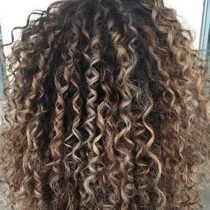 MECHAS-EN-CABELLO-RIZADO-TONOS-NEUTROS-Y-CENIZAS-PELUQUERIA-MOURE-MALLORCA20