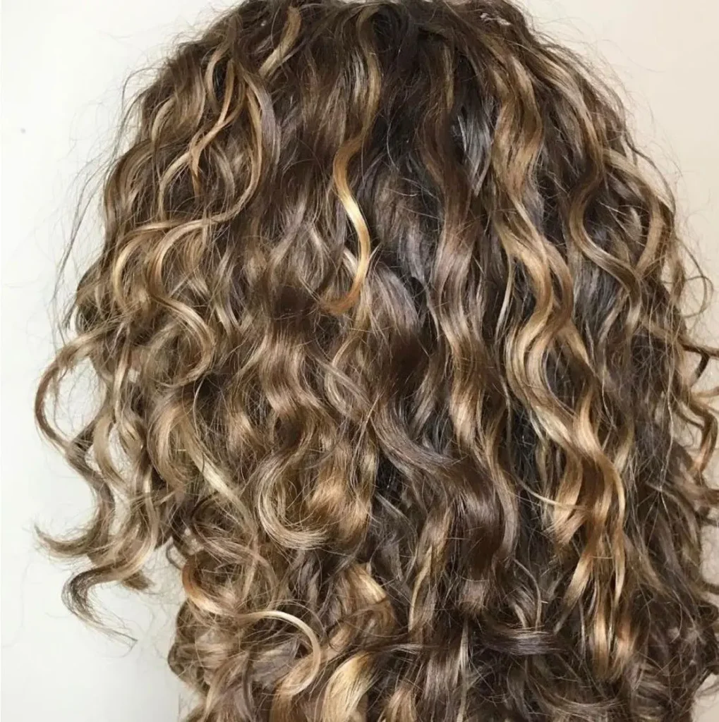MECHAS-EN-CABELLO-RIZADO-TONOS-NEUTROS-Y-CENIZAS-PELUQUERIA-MOURE-MALLORCA21