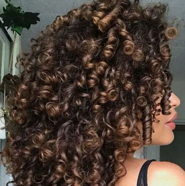 MECHAS-EN-CABELLO-RIZADO-TONOS-NEUTROS-Y-CENIZAS-PELUQUERIA-MOURE-MALLORCA22