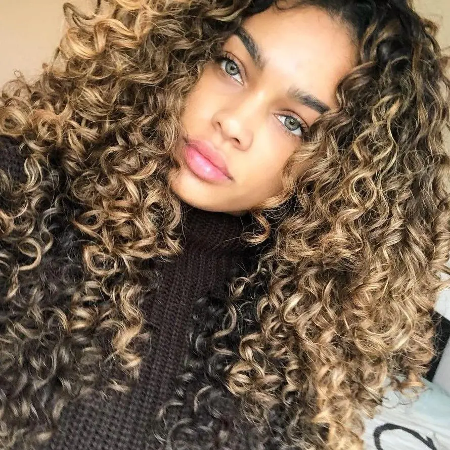 MECHAS-EN-CABELLO-RIZADO-TONOS-NEUTROS-Y-CENIZAS-PELUQUERIA-MOURE-MALLORCA23