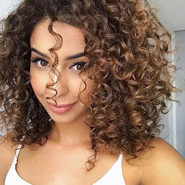 MECHAS-EN-CABELLO-RIZADO-TONOS-NEUTROS-Y-CENIZAS-PELUQUERIA-MOURE-MALLORCA24