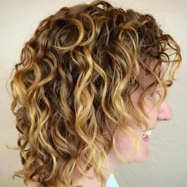 MECHAS-EN-CABELLO-RIZADO-TONOS-NEUTROS-Y-CENIZAS-PELUQUERIA-MOURE-MALLORCA25