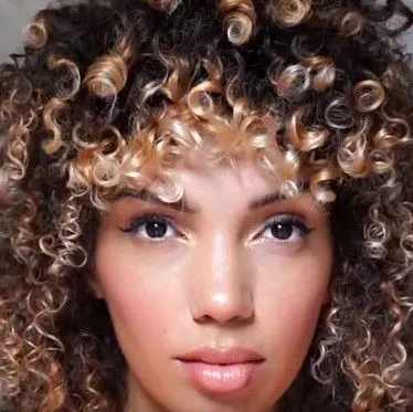 MECHAS-EN-CABELLO-RIZADO-TONOS-NEUTROS-Y-CENIZAS-PELUQUERIA-MOURE-MALLORCA27