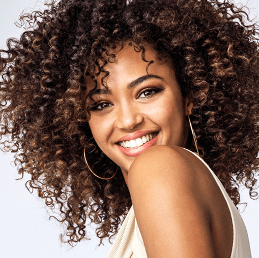 MECHAS-EN-CABELLO-RIZADO-TONOS-NEUTROS-Y-CENIZAS-PELUQUERIA-MOURE-MALLORCA3