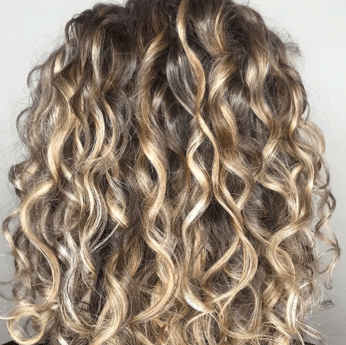 MECHAS-EN-CABELLO-RIZADO-TONOS-NEUTROS-Y-CENIZAS-PELUQUERIA-MOURE-MALLORCA4