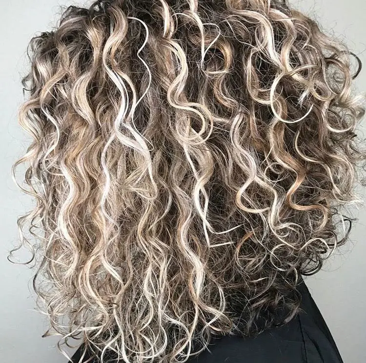 MECHAS-EN-CABELLO-RIZADO-TONOS-NEUTROS-Y-CENIZAS-PELUQUERIA-MOURE-MALLORCA4