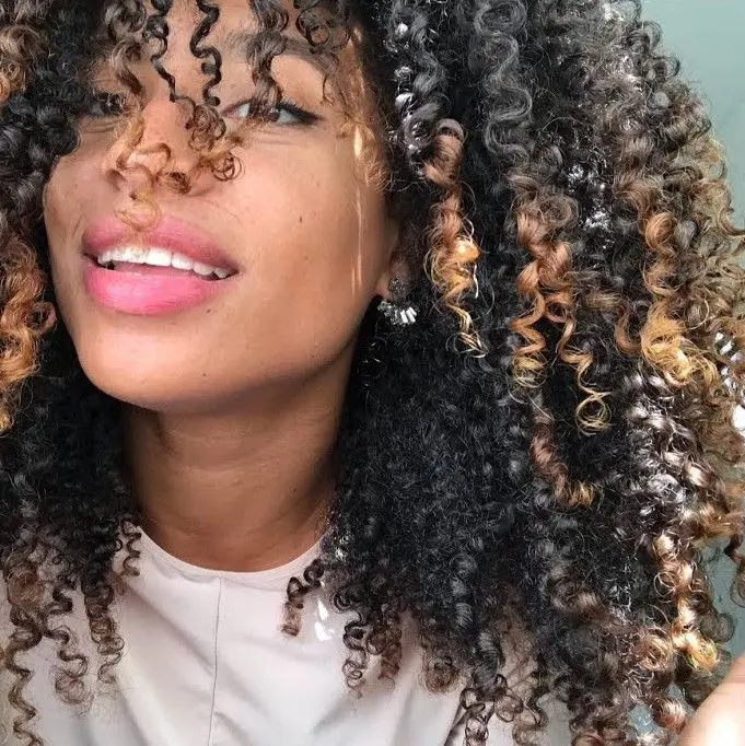 MECHAS-EN-CABELLO-RIZADO-TONOS-NEUTROS-Y-CENIZAS-PELUQUERIA-MOURE-MALLORCA6