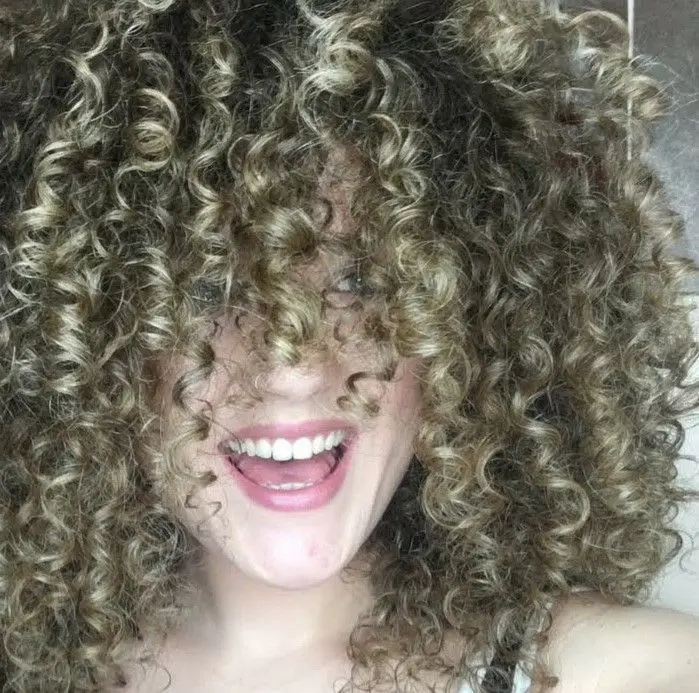 MECHAS-EN-CABELLO-RIZADO-TONOS-NEUTROS-Y-CENIZAS-PELUQUERIA-MOURE-MALLORCA7