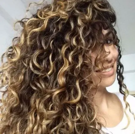MECHAS-EN-CABELLO-RIZADO-TONOS-NEUTROS-Y-CENIZAS-PELUQUERIA-MOURE-MALLORCA8