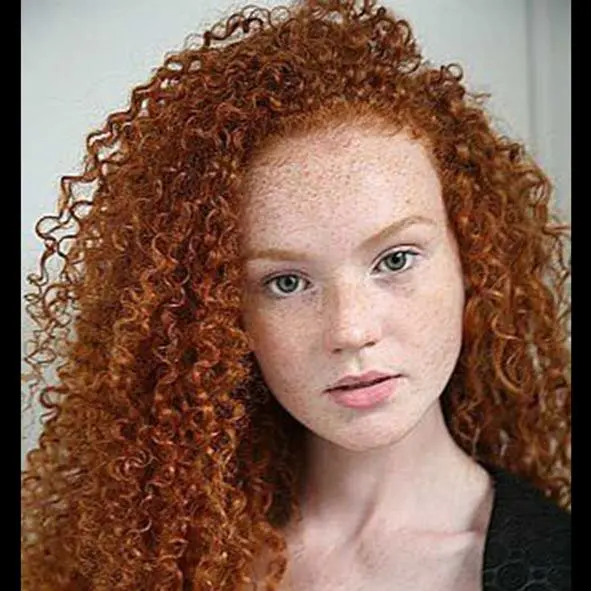 MECHAS-Y-COLORES-ROJIZOS-COBRIZOS-Y-PELIROJO-PELUQUERIA-MOURE-MALLORCA-PELO-RIZADO-1