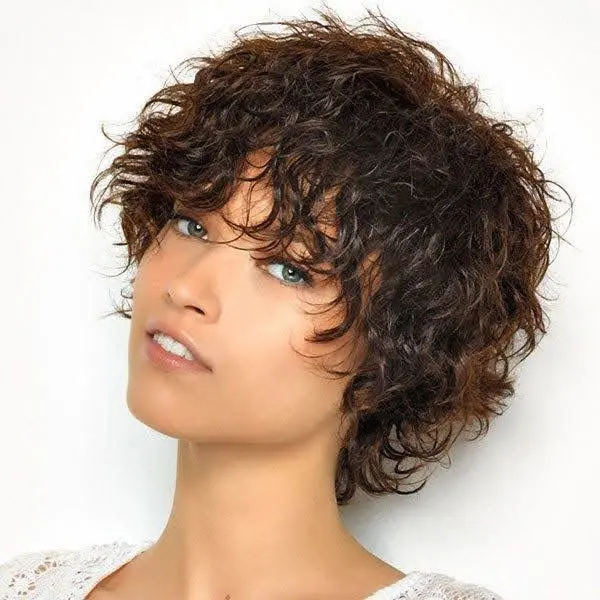 corte-de-media-melena-en-capas-con-flequillo-cabello-rizado-moure-1