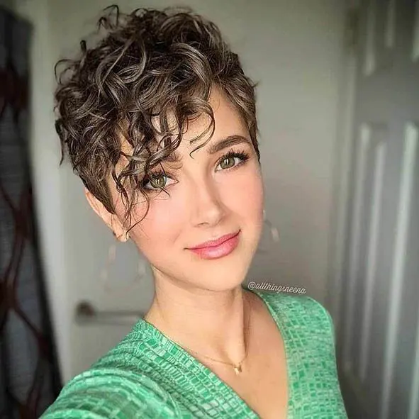 corte-de-pelo-corto-rizado-estilo-bob-3
