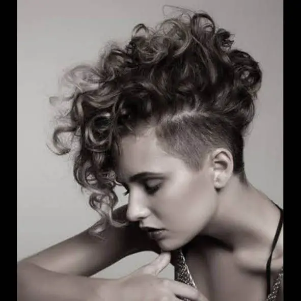 corte-de-pelo-corto-rizado-estilo-bob