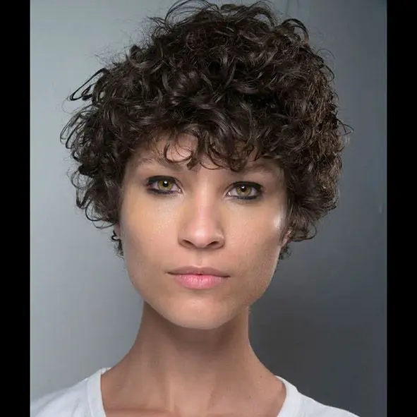 corte-de-pelo-corto-rizado-pixie-centros-moure-1