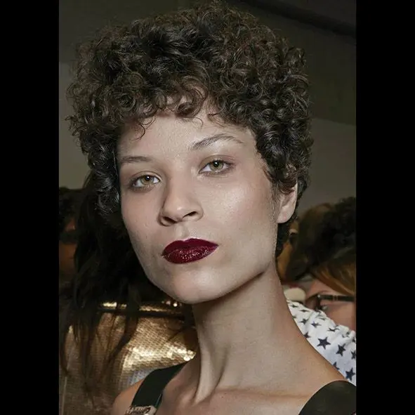 corte-de-pelo-corto-rizado-pixie-centros-moure-2