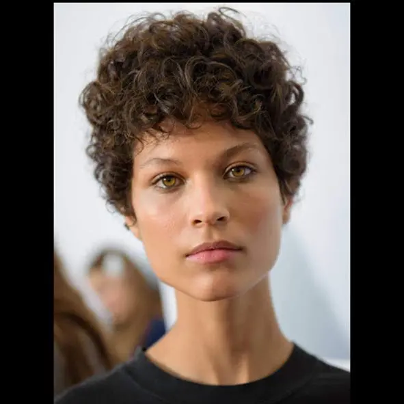 corte-de-pelo-corto-rizado-pixie-centros-moure