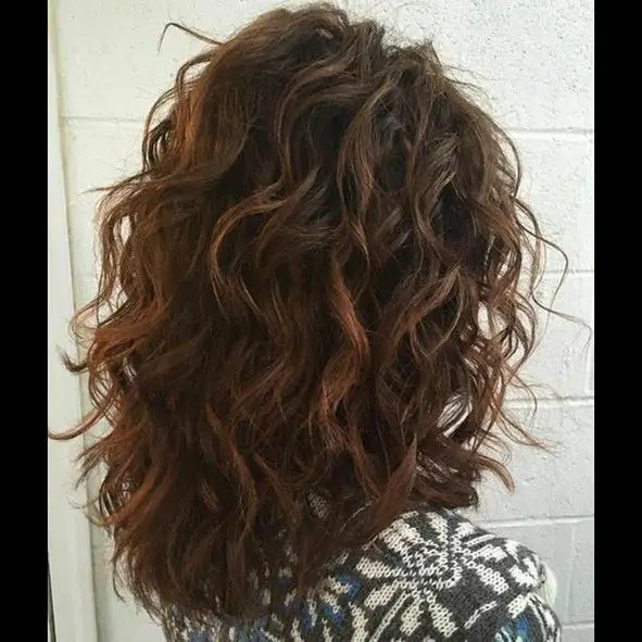 corte-de-pelo-largo-rizado-en-v-moure-palma-1