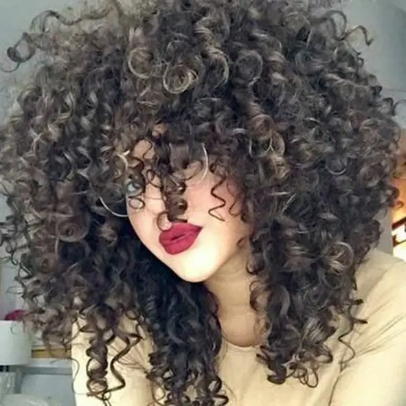 corte-de-pelo-rizado-largo-con-flequillo-a-capas-largas-y-degradados-moure-1