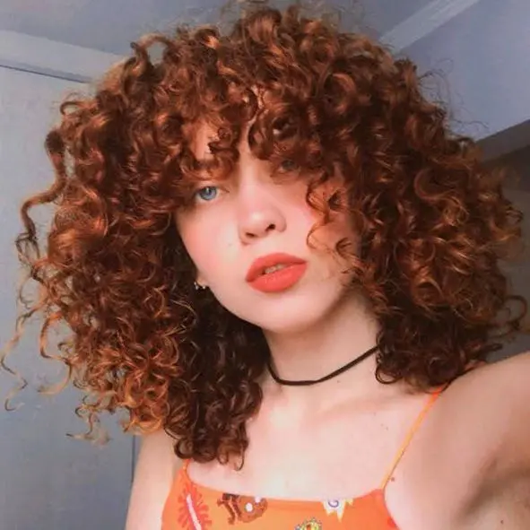 corte-de-pelo-rizado-largo-con-flequillo-a-capas-largas-y-degradados-moure-2