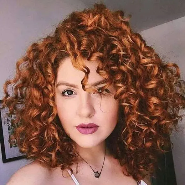 corte-de-pelo-rizado-largo-con-flequillo-a-capas-largas-y-degradados-moure-3