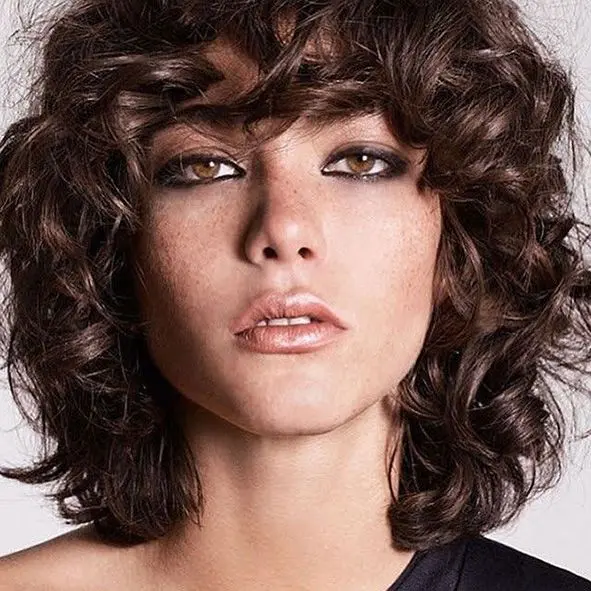 corte-media-melena-pelo-rizado-a-capas-con-flequillo-anos-80-moure-5