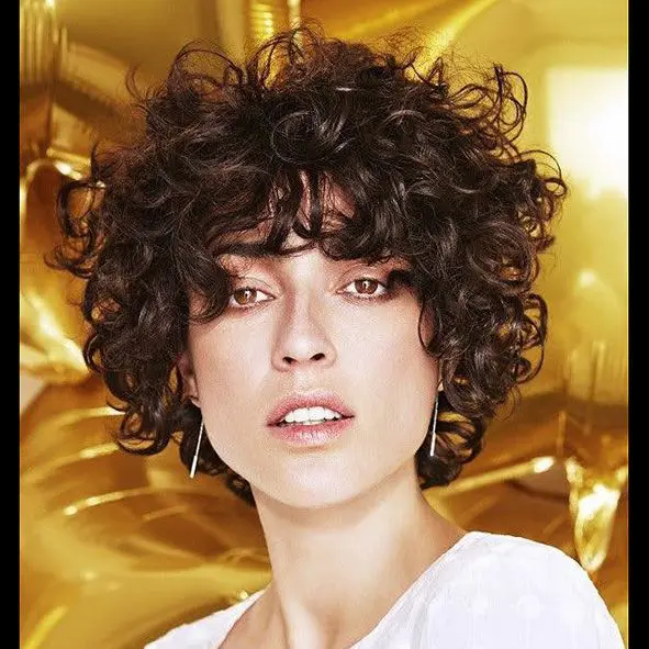corte-media-melena-pelo-rizado-a-capas-con-flequillo-anos-80-moure-6