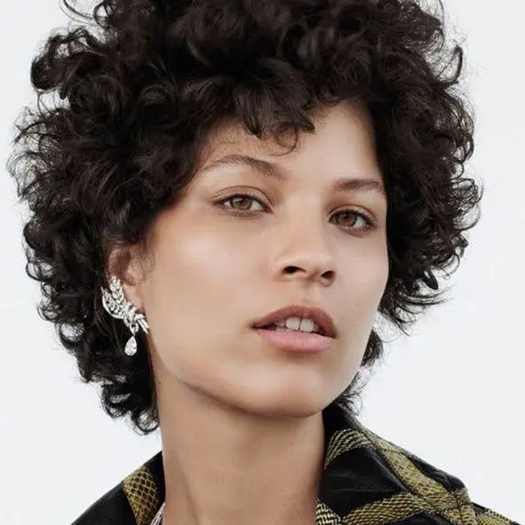 corte-media-melena-pelo-rizado-a-capas-con-flequillo-anos-80-moure-8