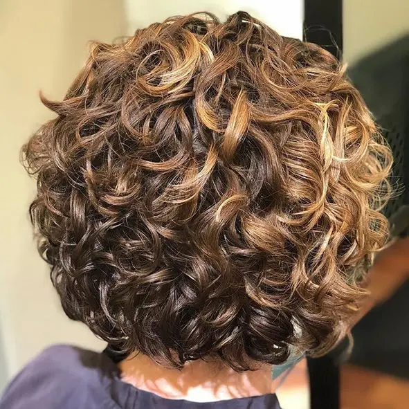 estilo-de-corte-rizado-media-melena-bob-moure-mallorca-1