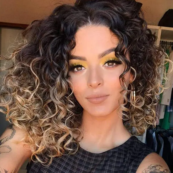 mechas-y-color-para-pelo-rizado-balayage-2