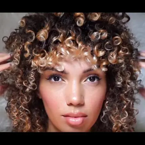 mechas-y-color-para-pelo-rizado-caminos-platinados-480x480.jpg
