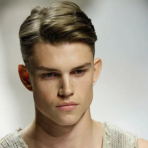 mejores-cortes-de-cabello-para-hombre-otono-invierno-pelo-corto-2015-2016-raya-hacia-un-lado